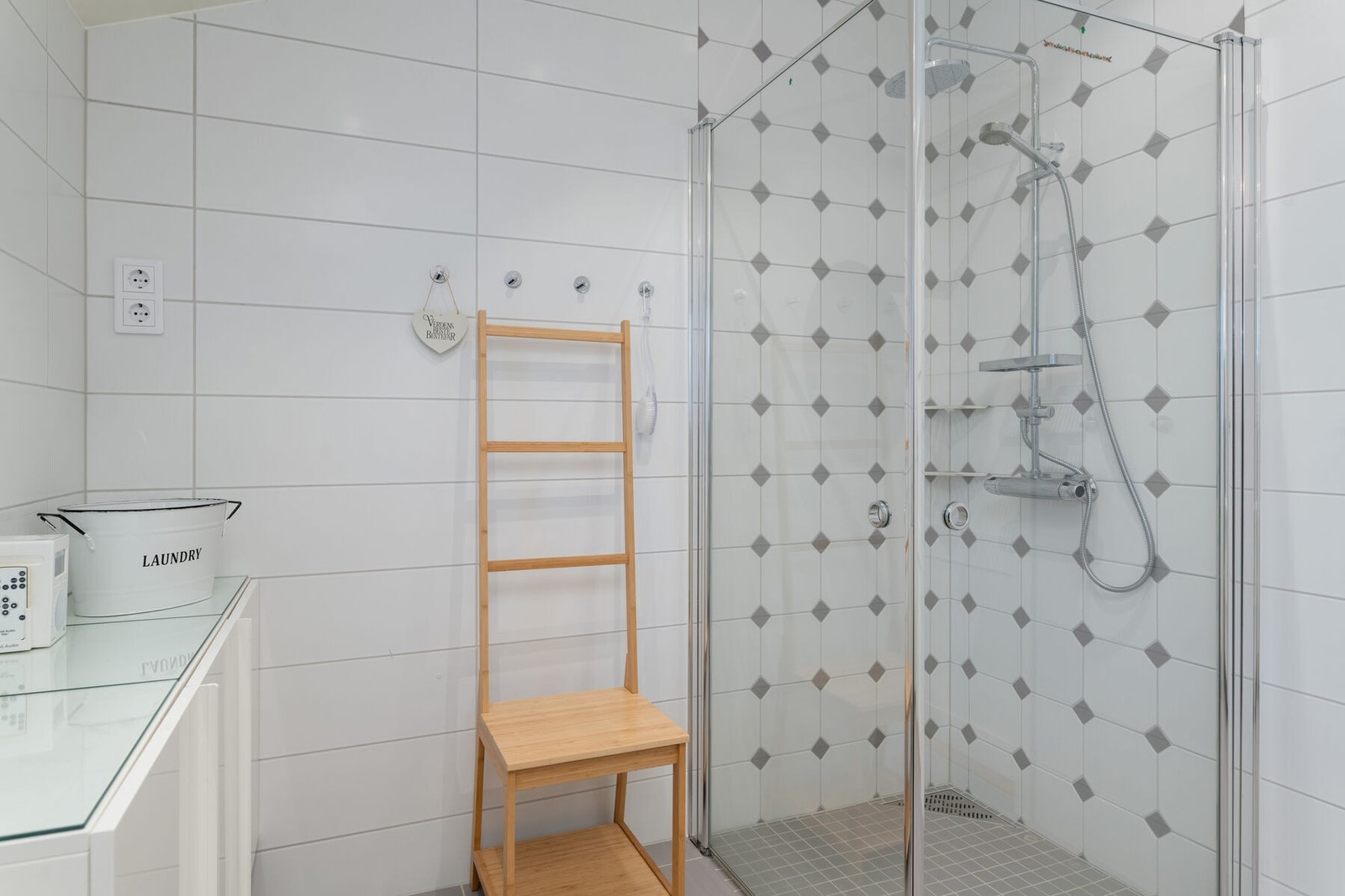 Badet er utført med fliser på vegg og gulv. Galleribilde