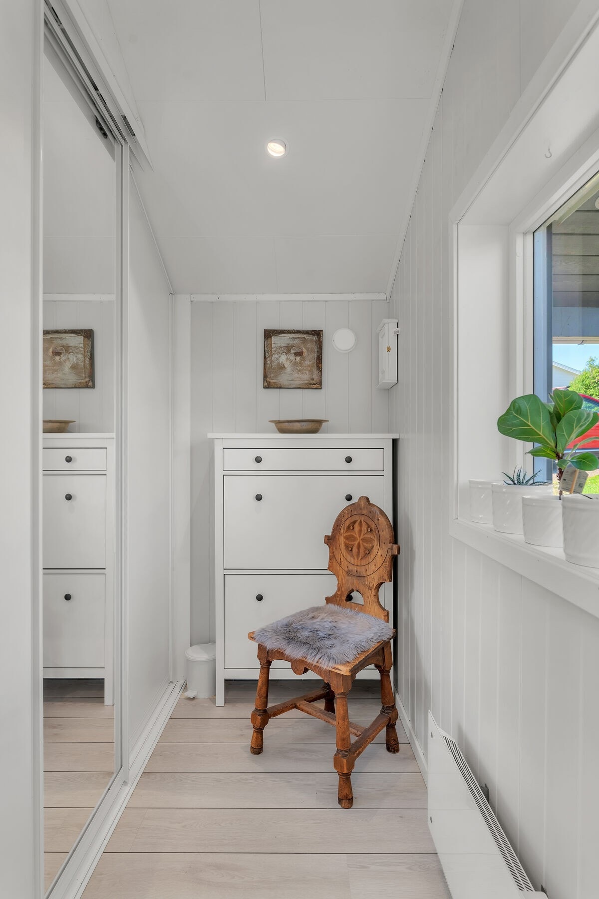 Garderobe ved yttergangen byr på praktisk oppbevaring av yttertøy. Galleribilde