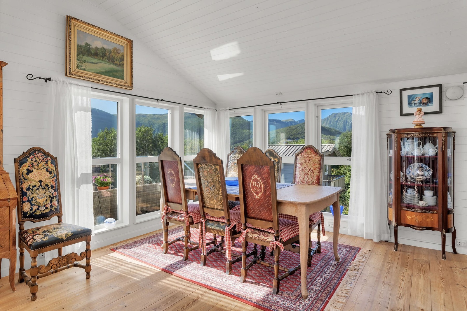 I stuen er det plass til en spisegruppe som kan samle hele familien. Galleribilde