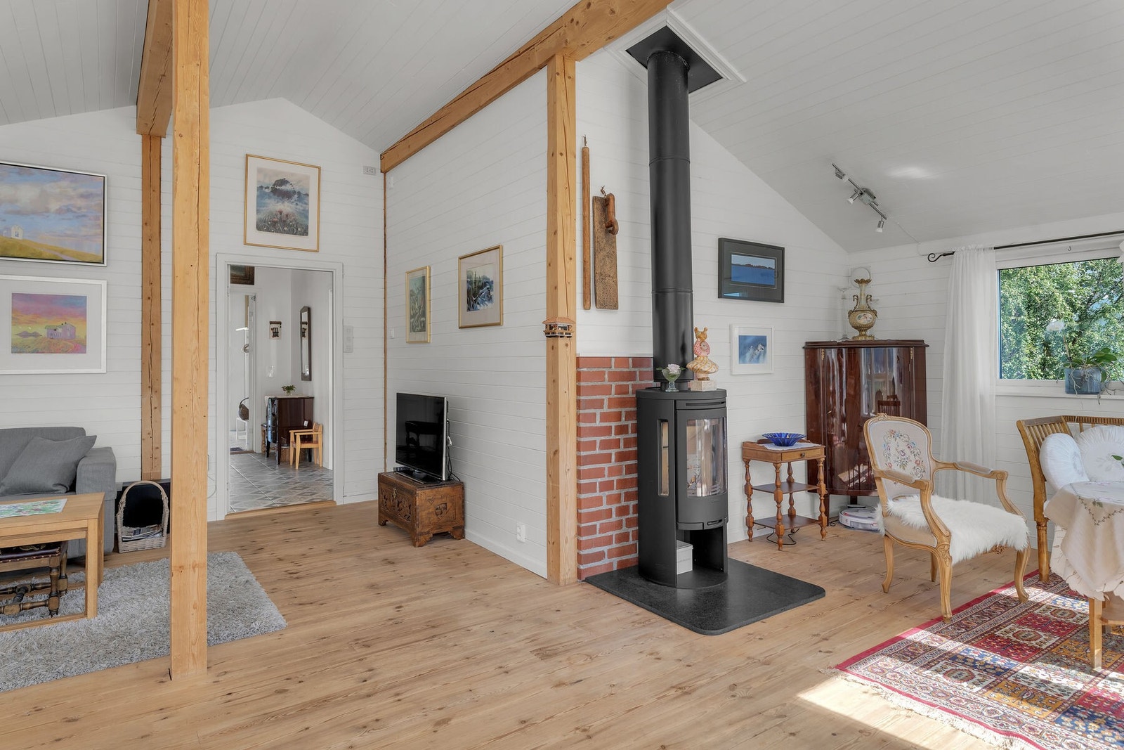 Vedovnen sørger for lun varme og hygge når det er kaldt ute. Vedovnen ble skiftet i 2008. Galleribilde
