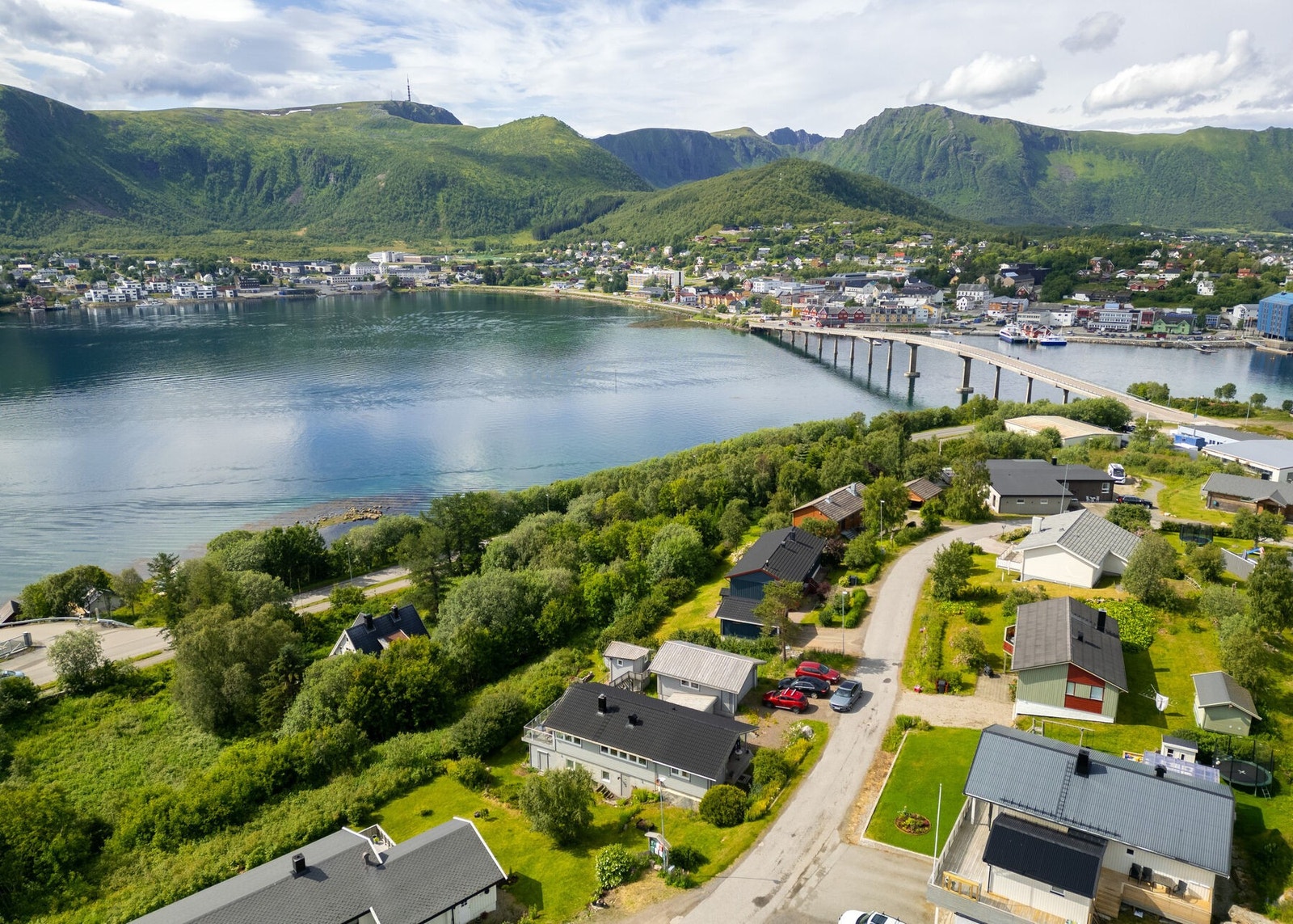 Eiendommen ligger i skrående terreng med gode sol- og utsiktsforhold. Galleribilde