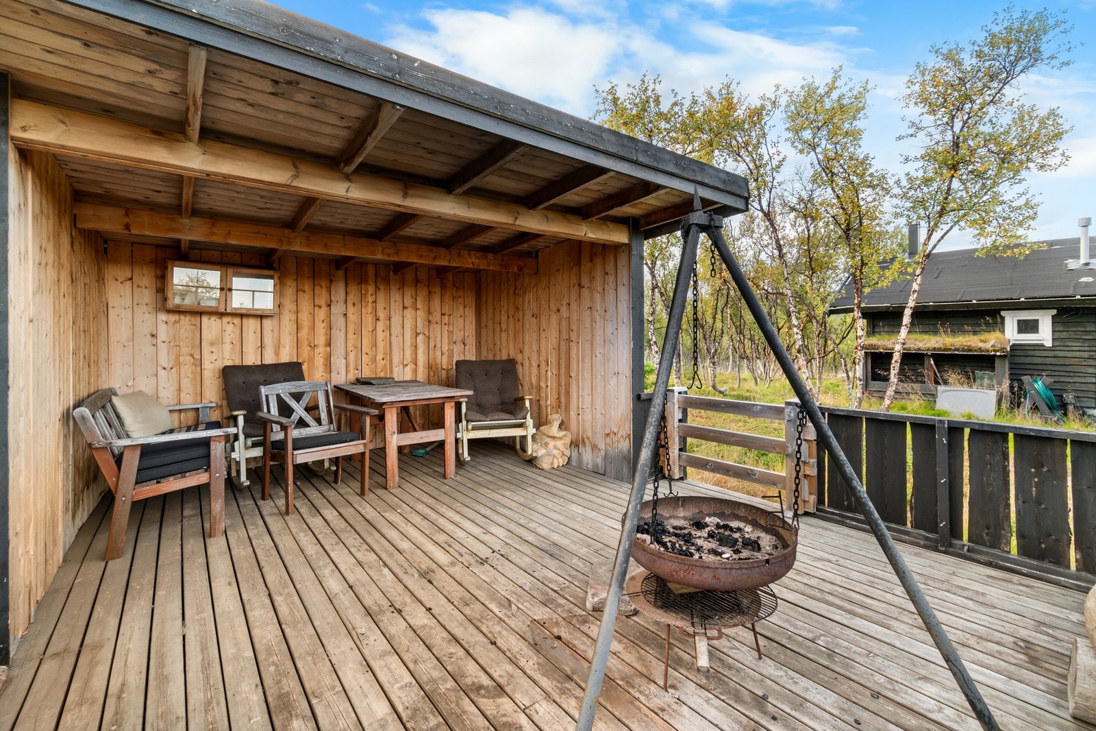 Her er det plass til en stor sittegruppe, og sene sommerkvelder kan nytes til det fulle! Galleribilde