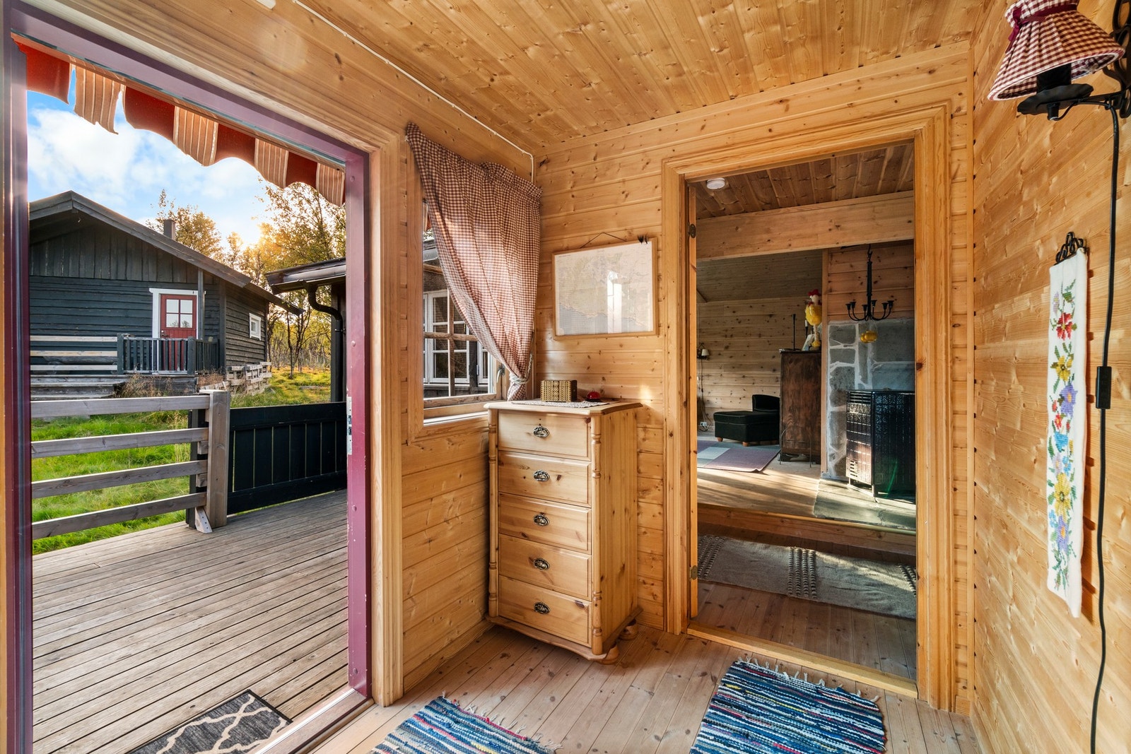 Velkommen inn! Den platten kommer man til en romslig entré. Galleribilde