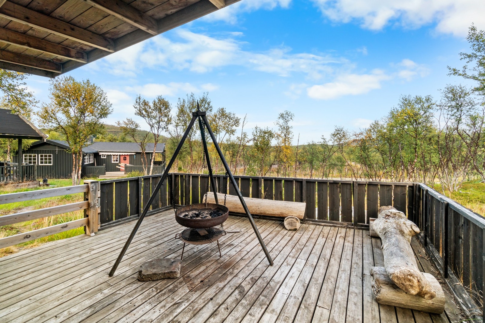 Videre på eiendommen er det en romslig gapahuk. Galleribilde