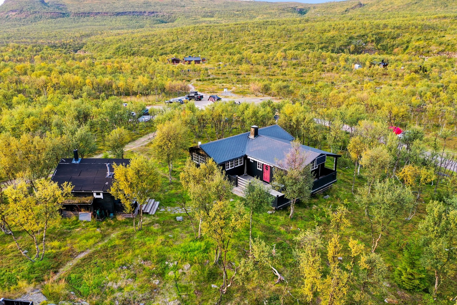 Hytta har en upåklagelig beliggenhet med umiddelbar nærhet til en av øst-finnmarks mest populære lakseelver. Galleribilde