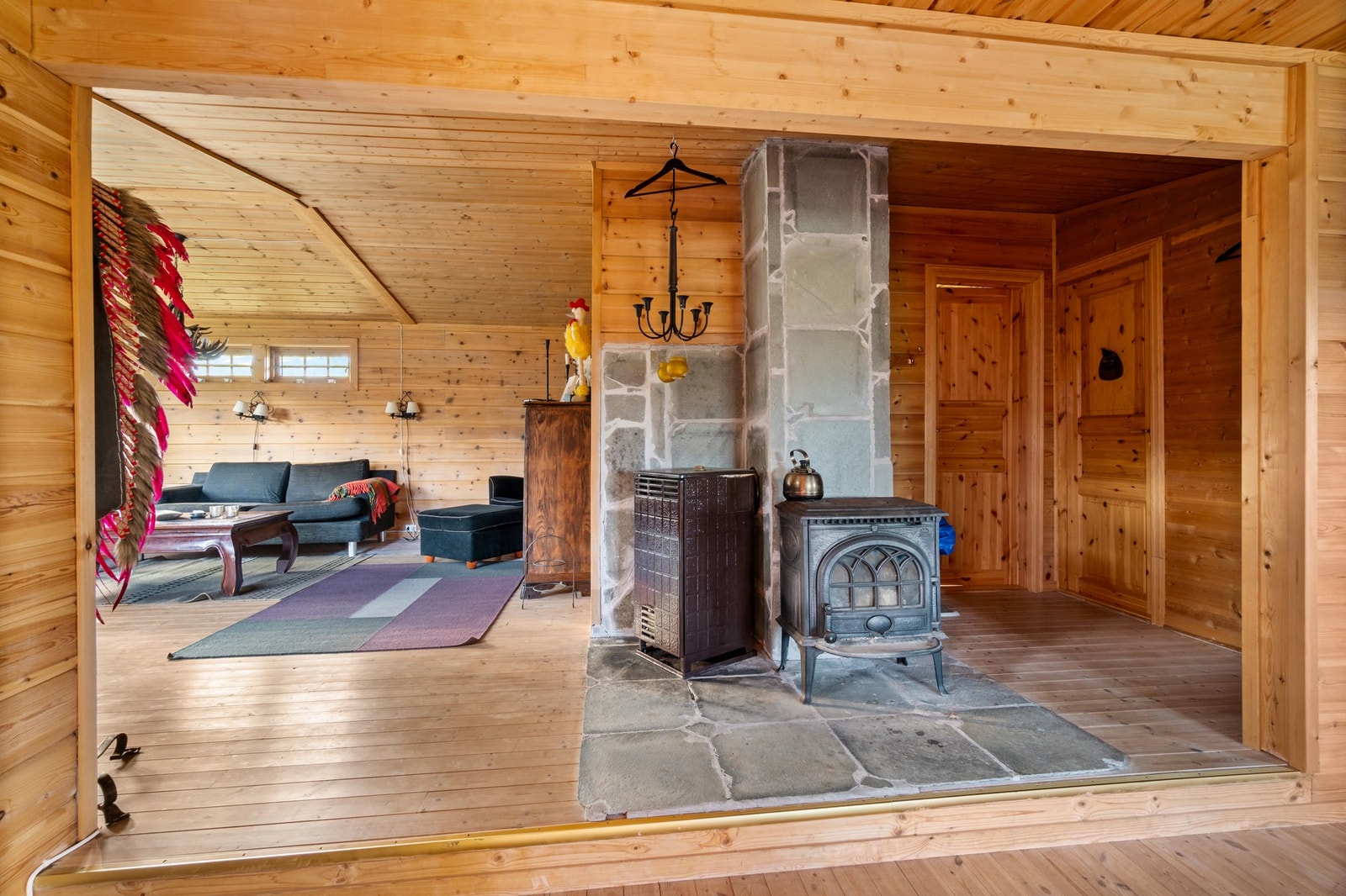 Hytta har stue- og kjøkken i delvis åpen løsning. Galleribilde