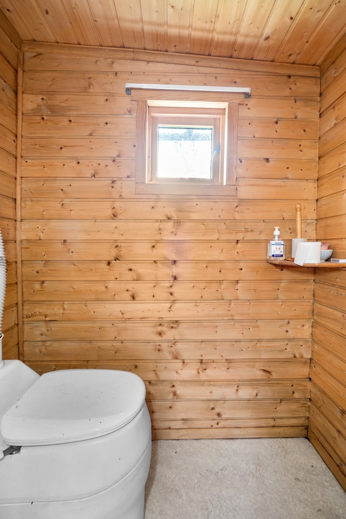 I badstuhuset er det et praktisk bio-toalett. Galleribilde