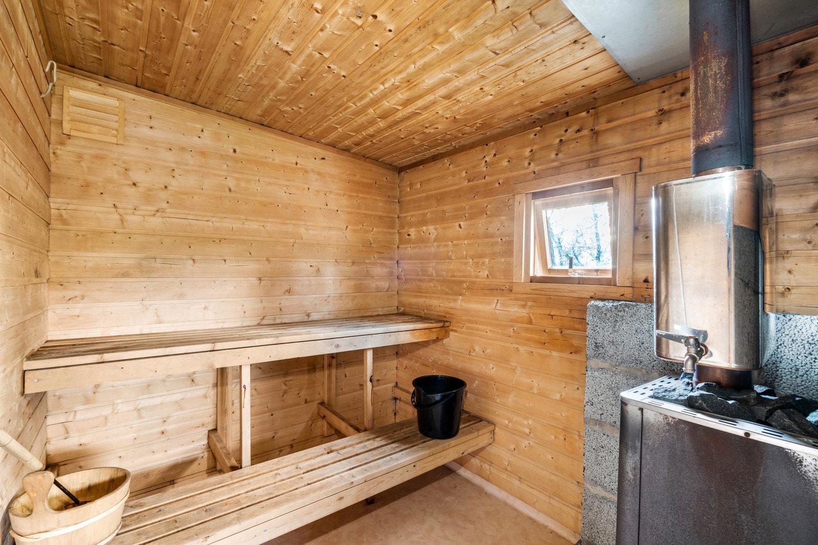 Badstuen har god størrelse og plass til flere. Galleribilde