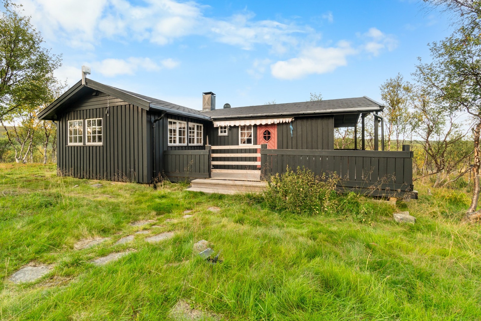 Fritidsboligen ligger like ved tredjefossen og har sommervei helt fram til tomta. Galleribilde