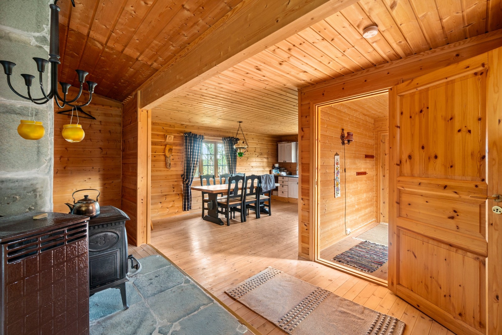 Videre i boligen kommer man til spisestuen og kjøkkenet. Galleribilde