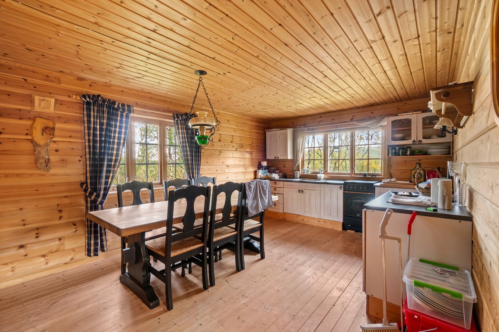 Kjøkkenet har god skap- og benkeplass og er svært praktisk. Galleribilde