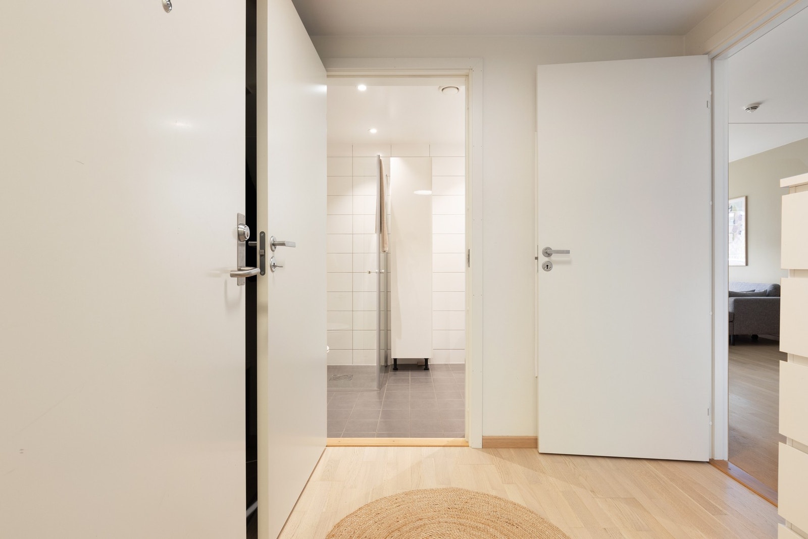Leiligheten har en innbydende entré med parkett på gulv - noe som er gjennomgående for hele boligen med unntak av bad. Galleribilde