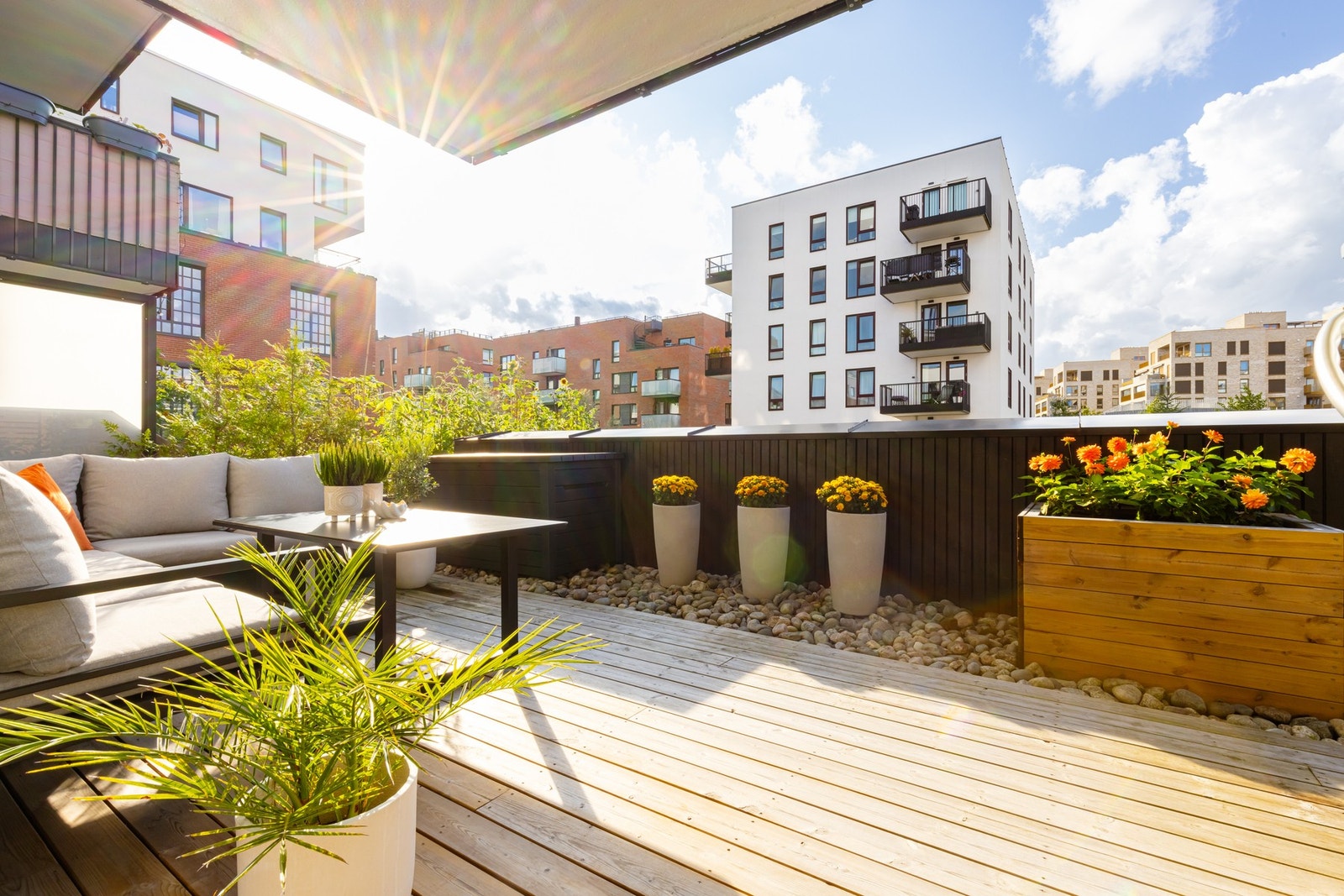 Uteplassen har terrassebord på gulv og ekstra god plass til sittegruppe, lounge, solsenger, grill, beplantning mm. Galleribilde