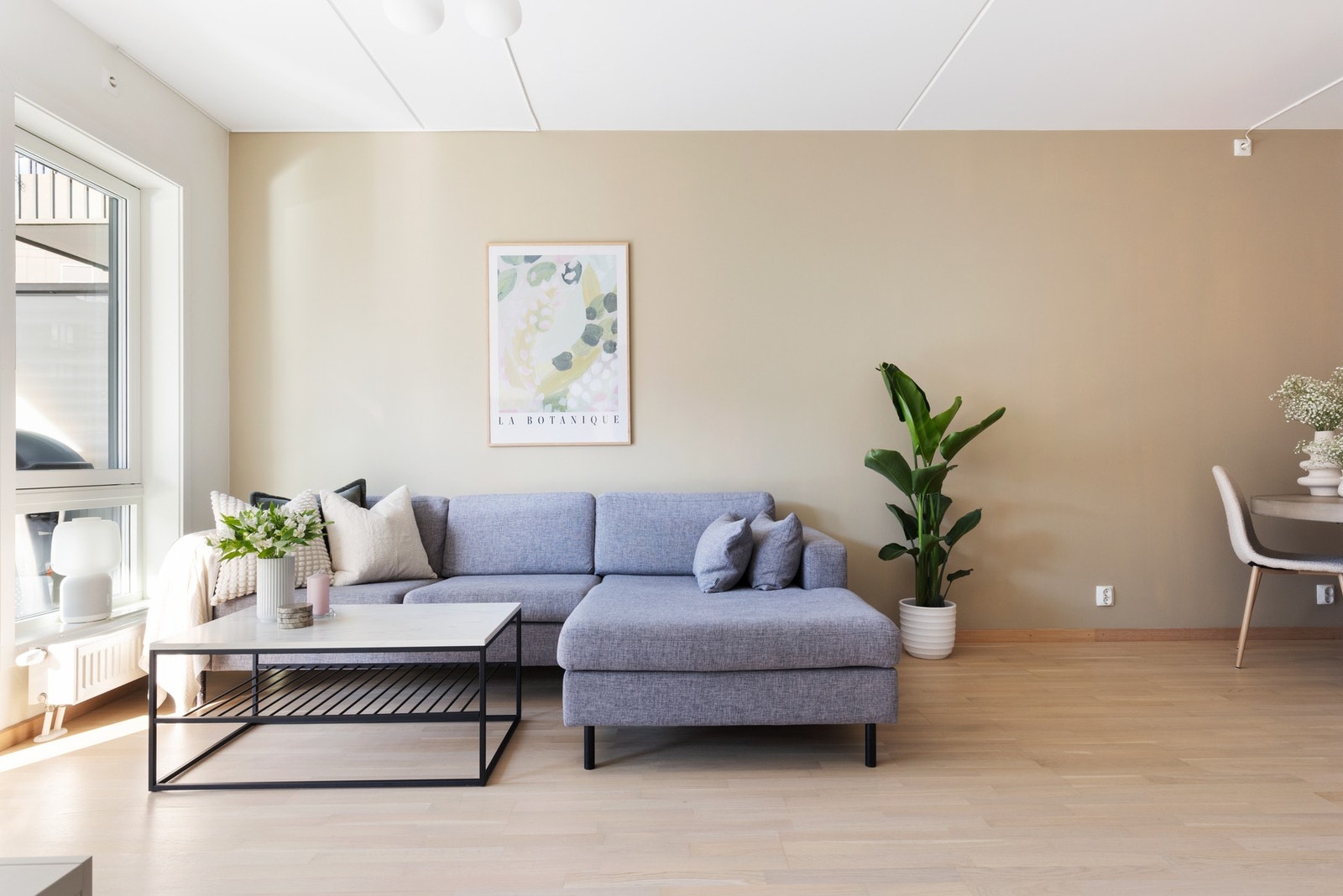 tuen har gode innredningsmuligheter hvor det er god plass til sofagruppe med tilhørende møblement. Galleribilde