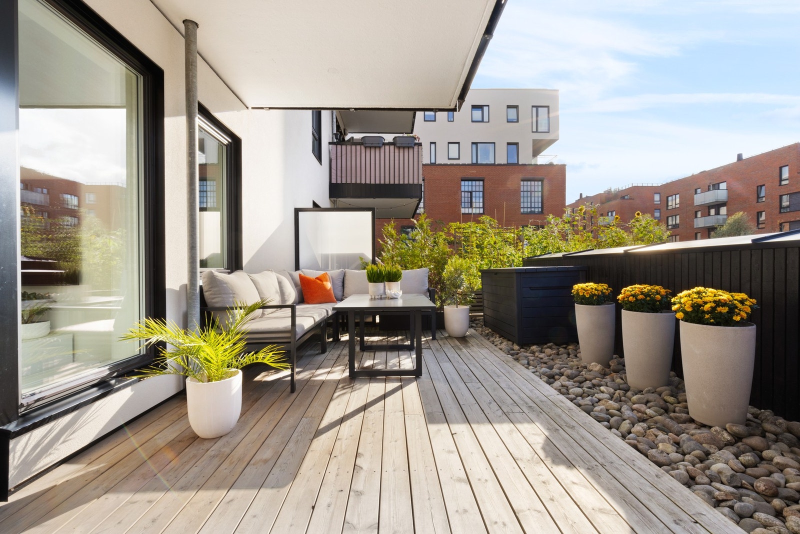 Fra stuen er det utgang til en fantastisk nordvestvendt terrasse på hele 25 kvm. Galleribilde