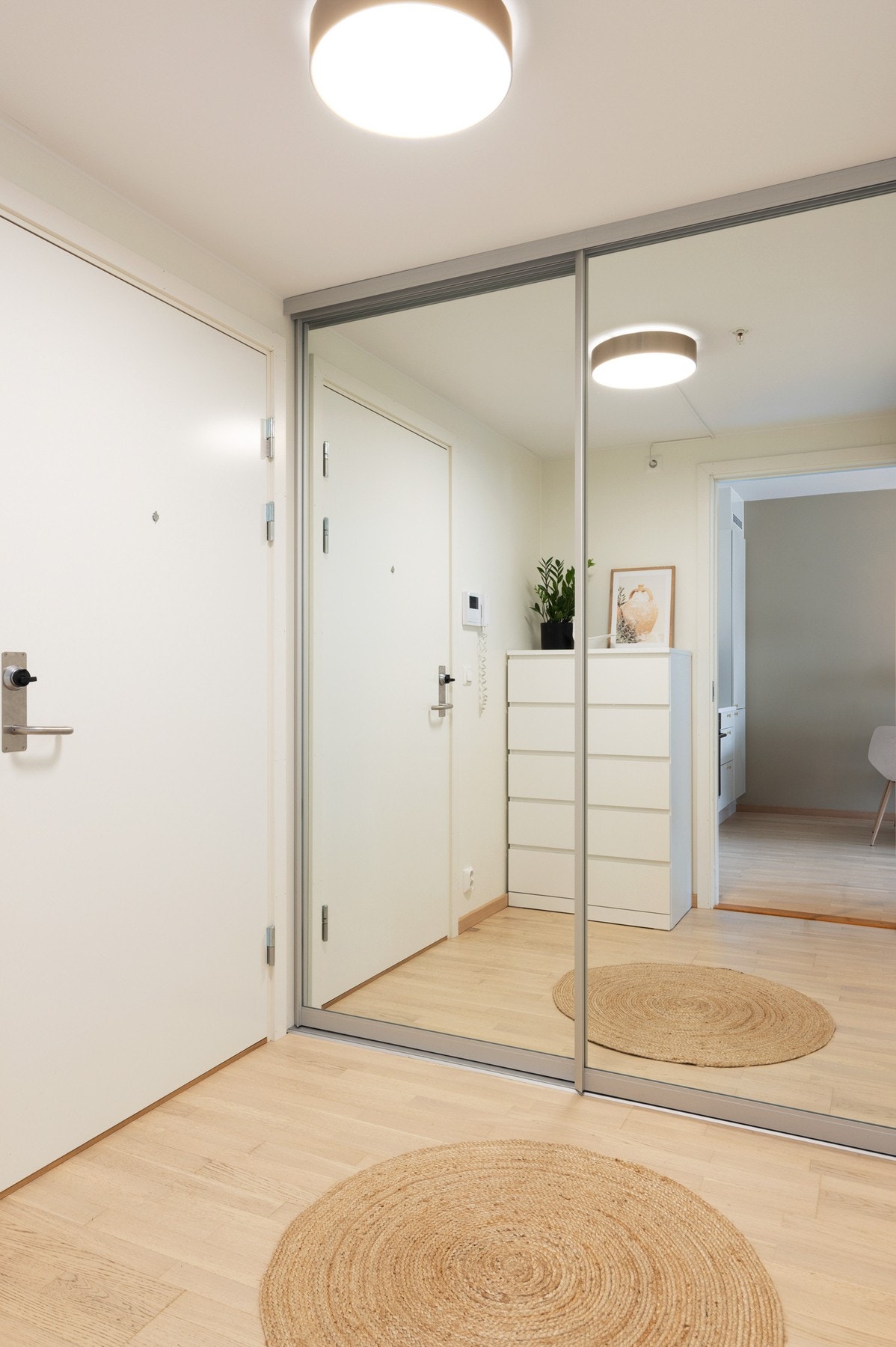 I entreen er det en romslig skyvedørsgarderobe som gir godt med oppbevaringsplass. Galleribilde
