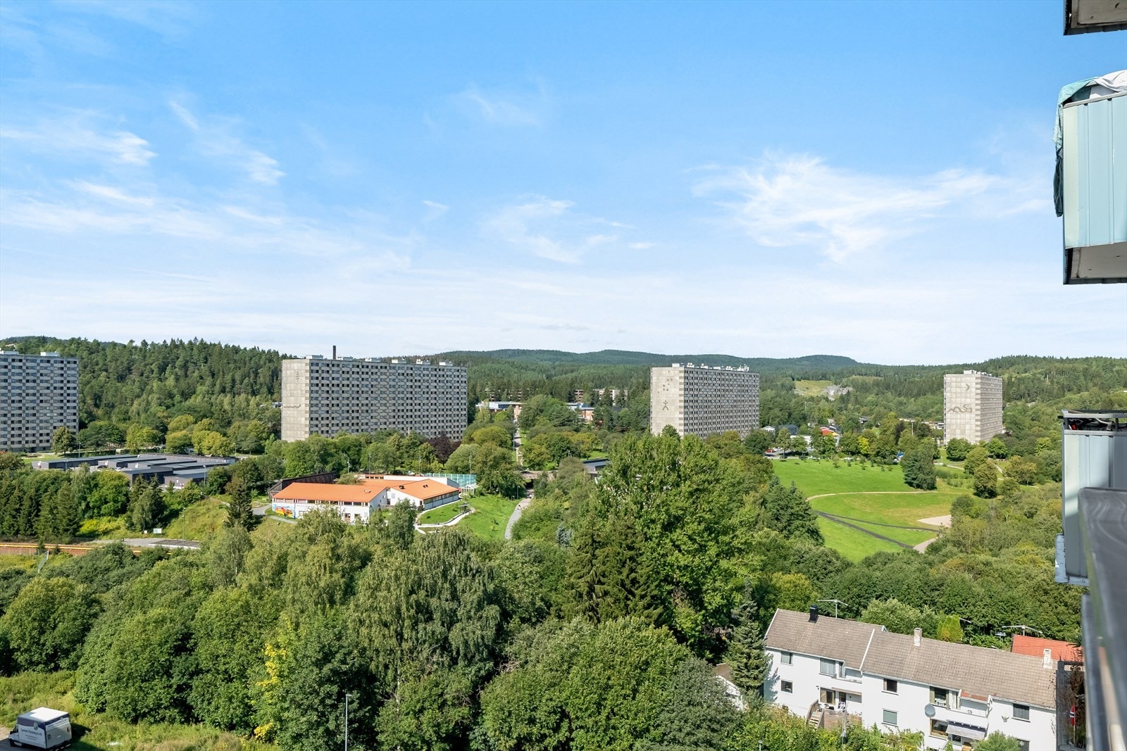 Fantastisk utsikt over grøntområder og boligblokker Galleribilde