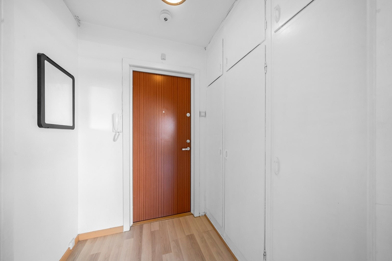 Entré med integrerte garderobeskap Galleribilde