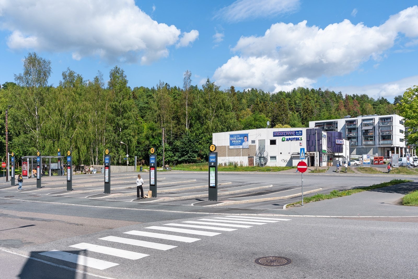 Nærliggende bussholdeplass foran senteret med gode forbindelser Galleribilde