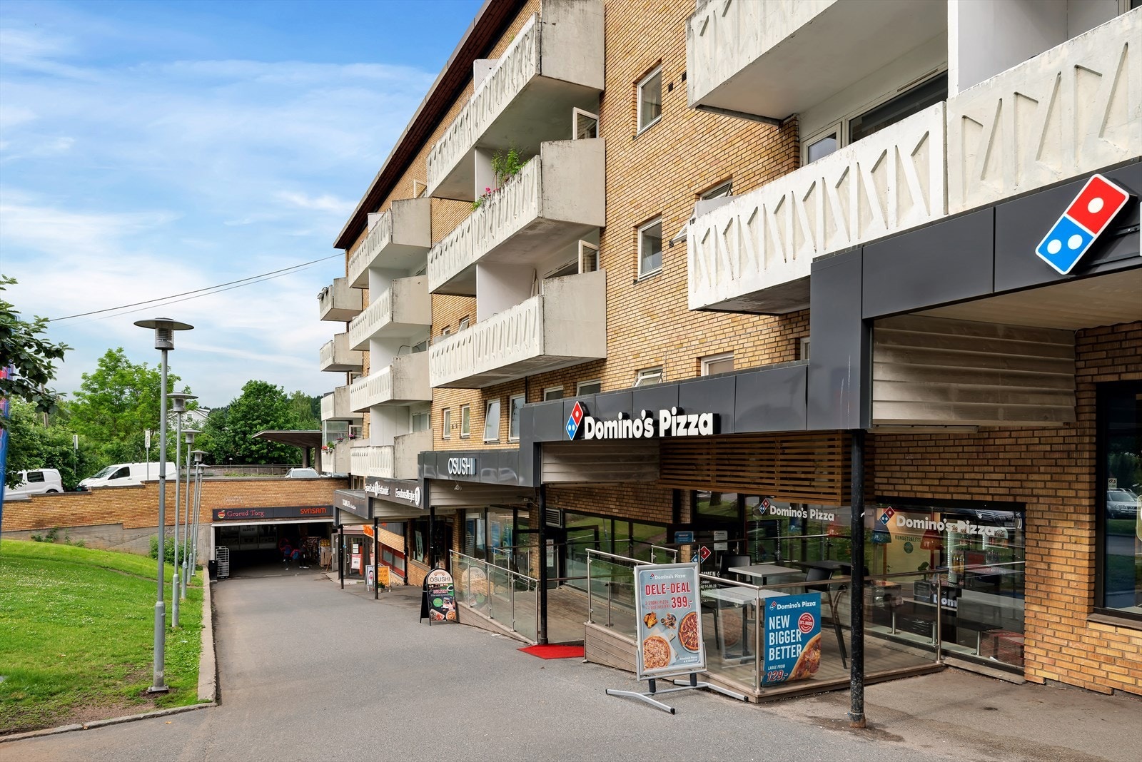 Nærområde med pizza restaurant og andre fasiliteter Galleribilde