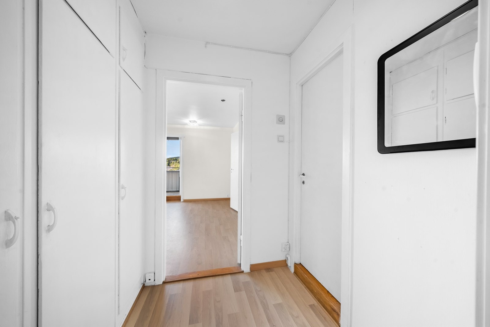 Romslig entré med god skapplass Galleribilde