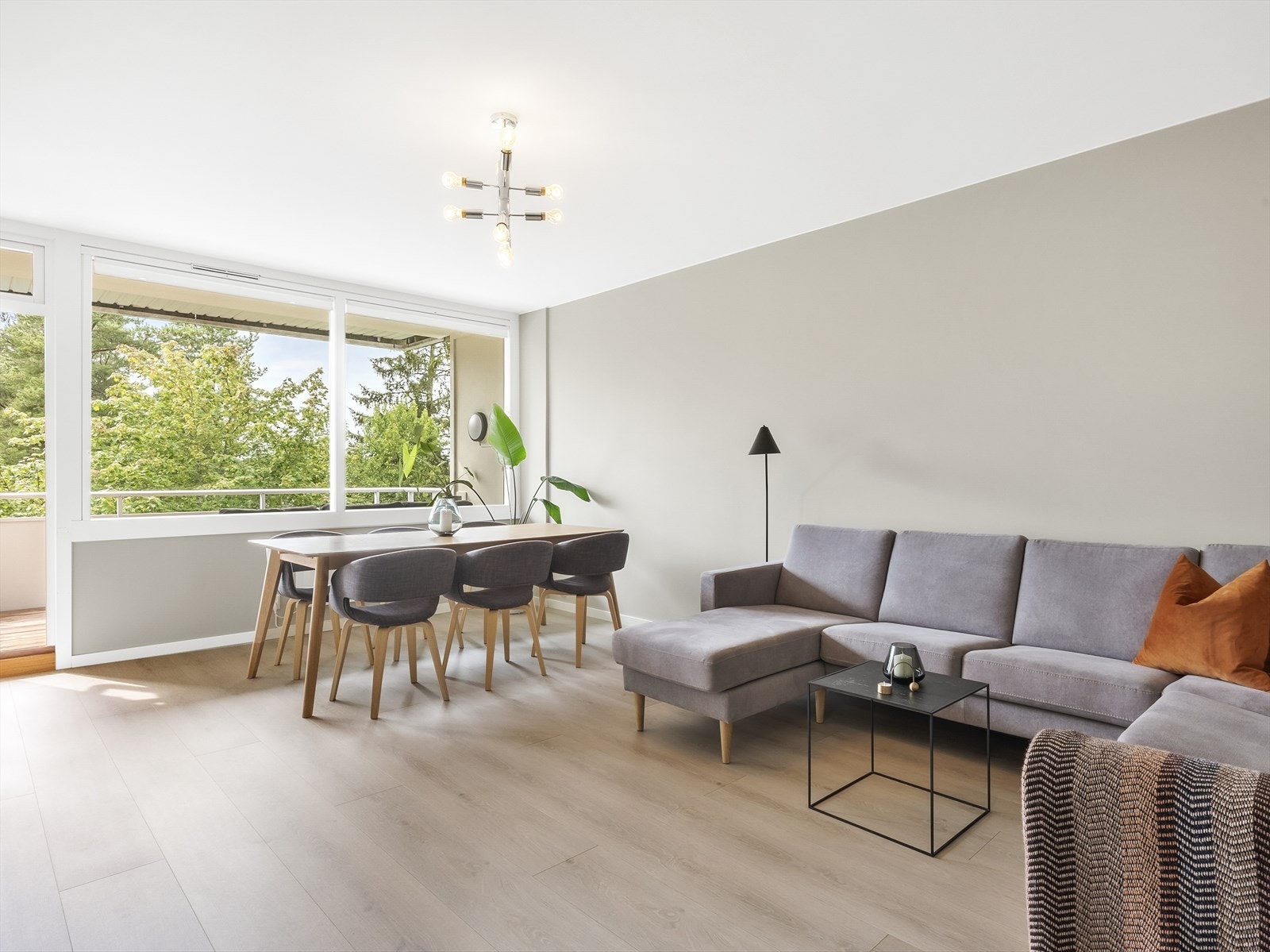 Romslig stue som vender ut mot stille grøntområde. Galleribilde