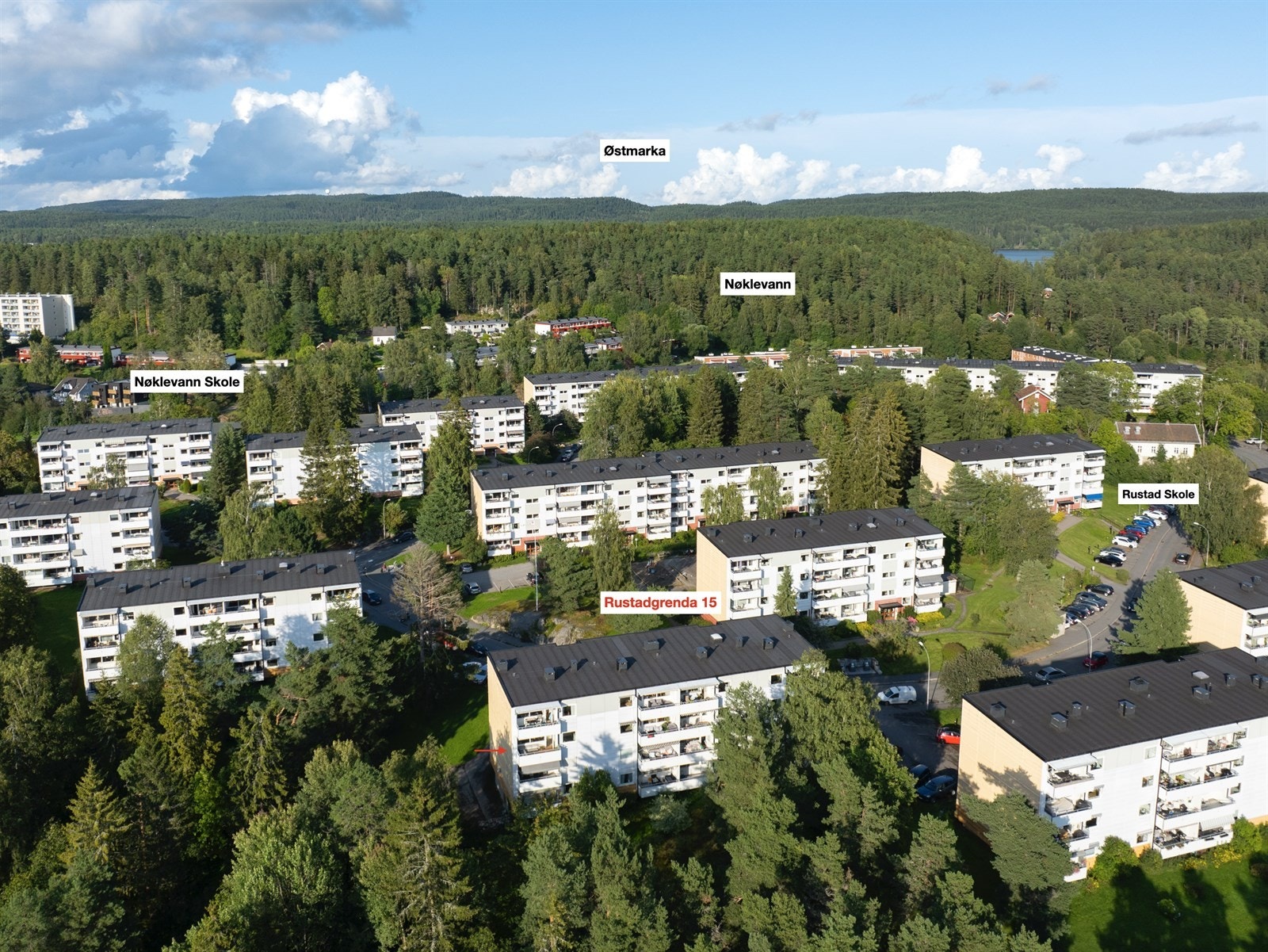 Selger forteller: Det jeg har elsket med å bo der er kombinasjonen av å ha 30 minutter fra døra til Jernbanetorget, samtidig som du bor omtrent på grensa til marka. Området er rolig, beliggenheten internt i borettslaget er veldig god. Galleribilde