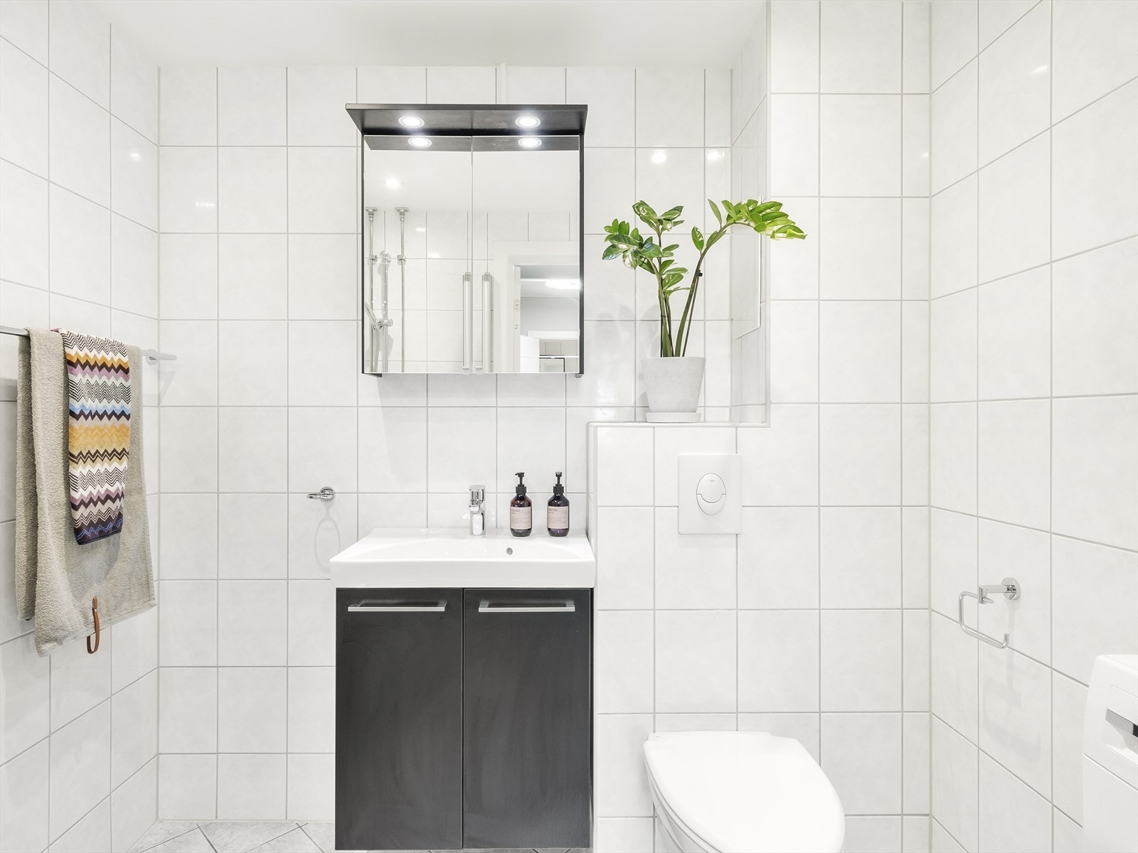 Moderne bad med stor servant og god oppbevaring. Galleribilde