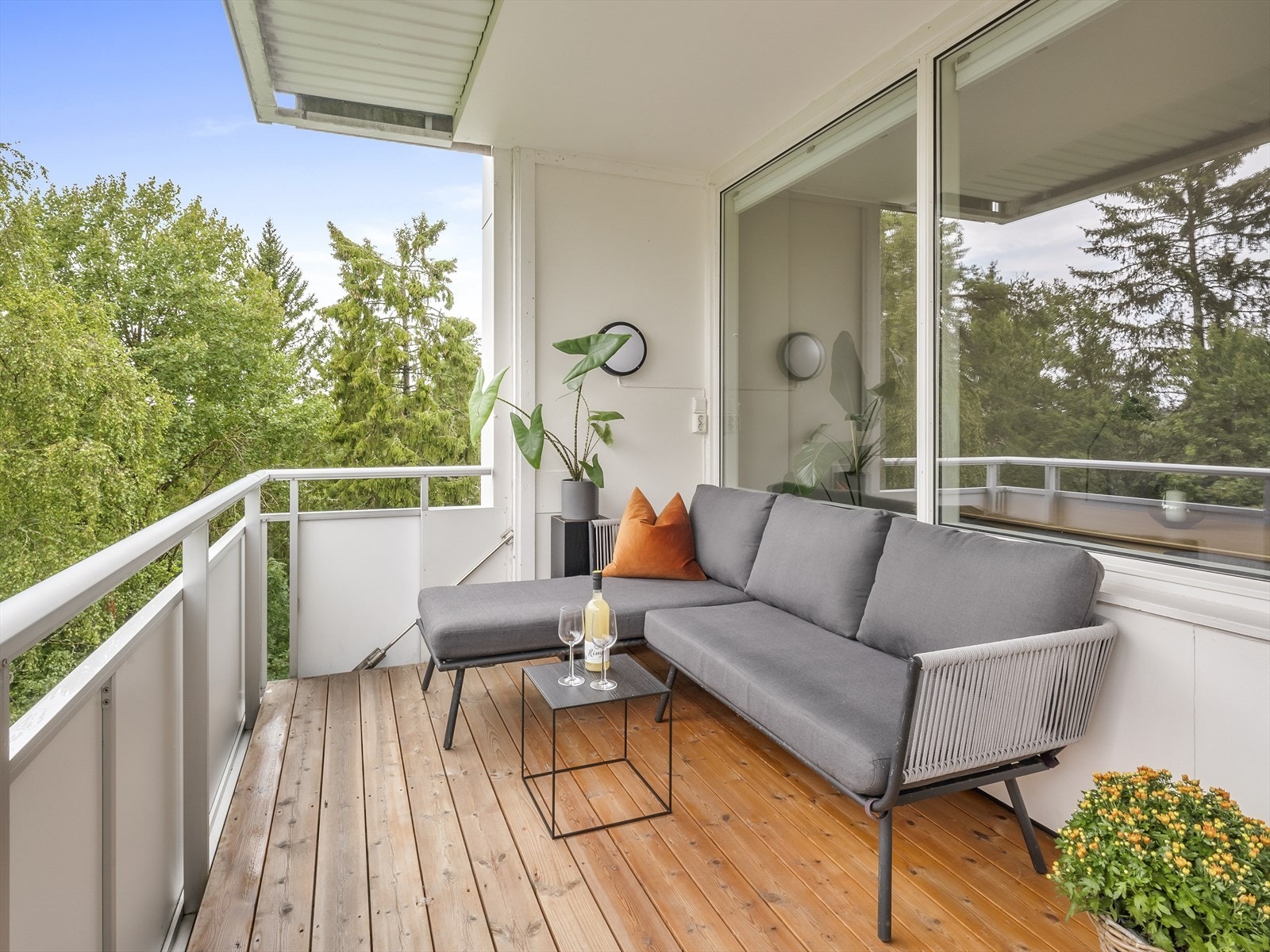 Balkong med plass til sittegruppe og utsikt mot skogen. Galleribilde