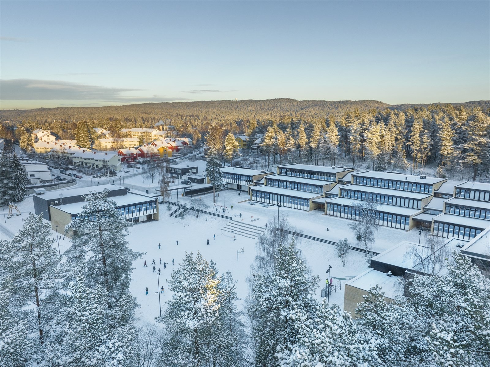 Vinterbilde av nærområdet med skoler og butikker. Galleribilde