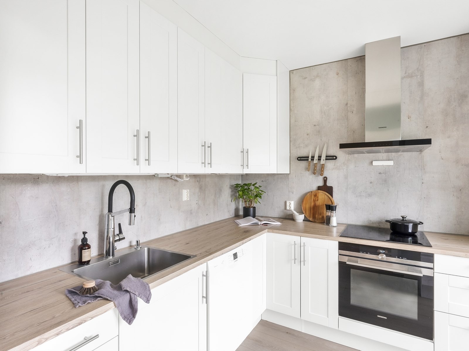 Moderne kjøkken med integrerte hvitevarer og mye benkeplass. Galleribilde