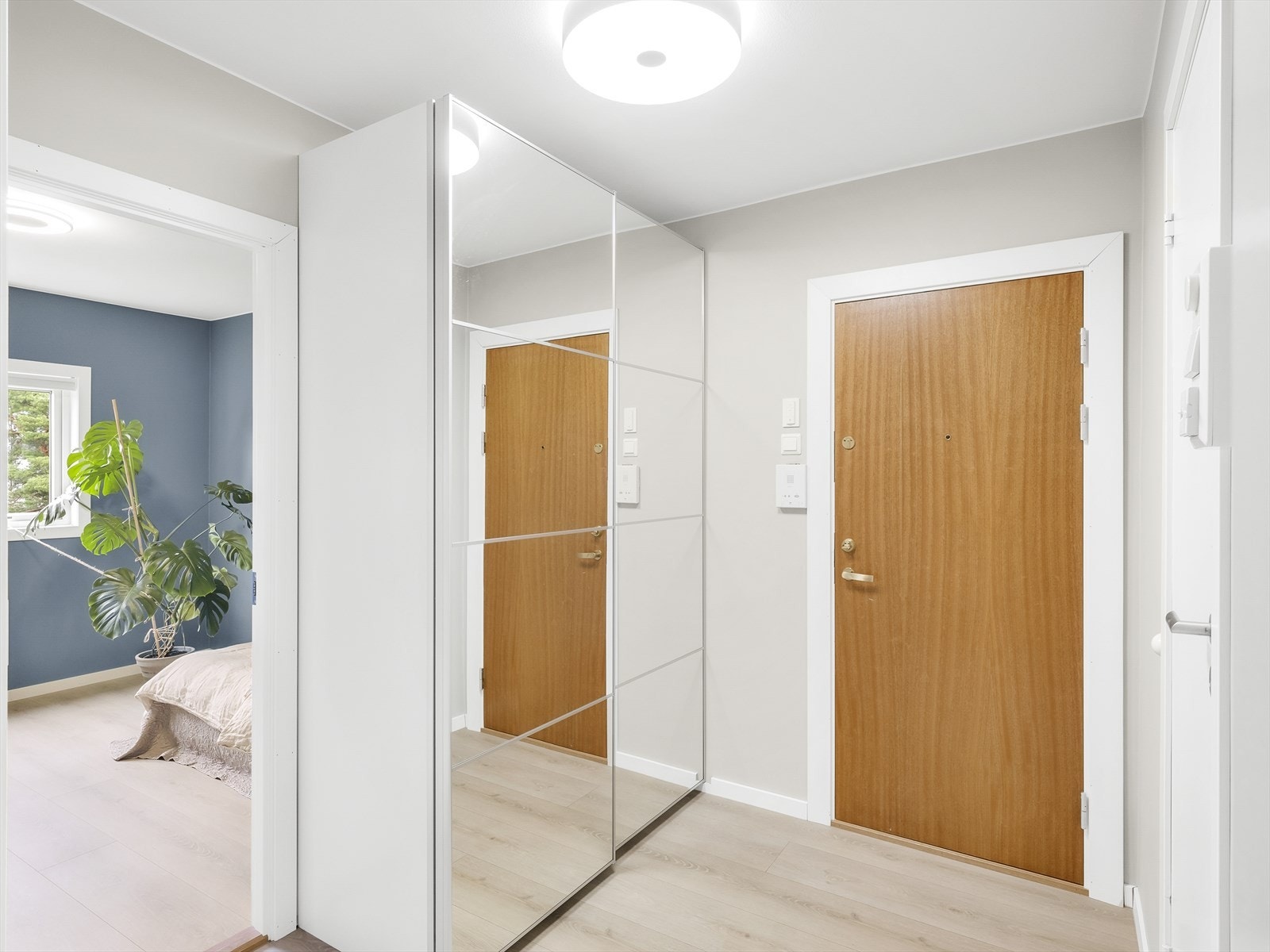 Inngangsparti med romslig garderobeskap. Galleribilde