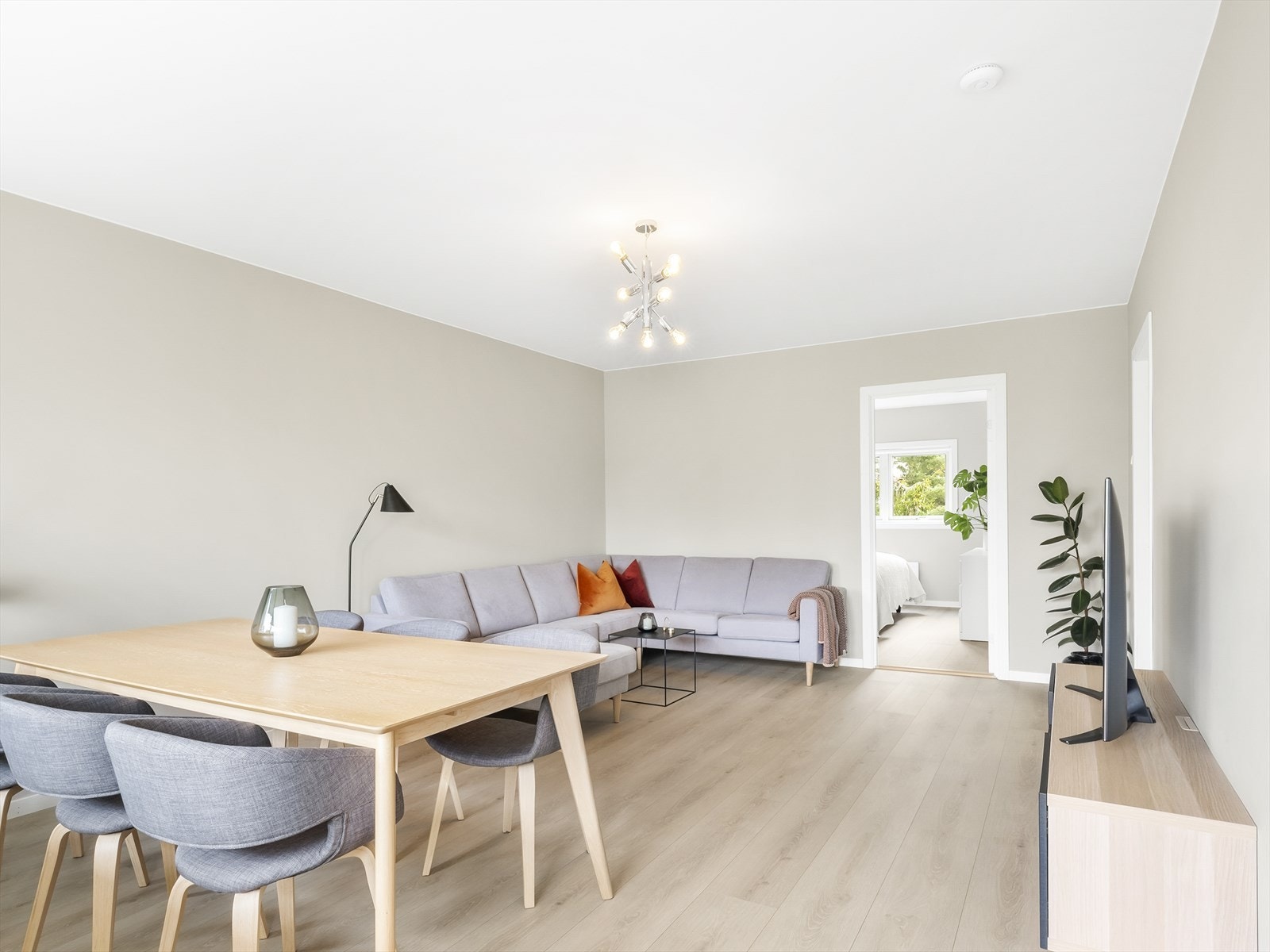 I både i stue og på kontor/gjesterom er det montert panelovner som kan smartstyres og kobles til via WiFi. Galleribilde