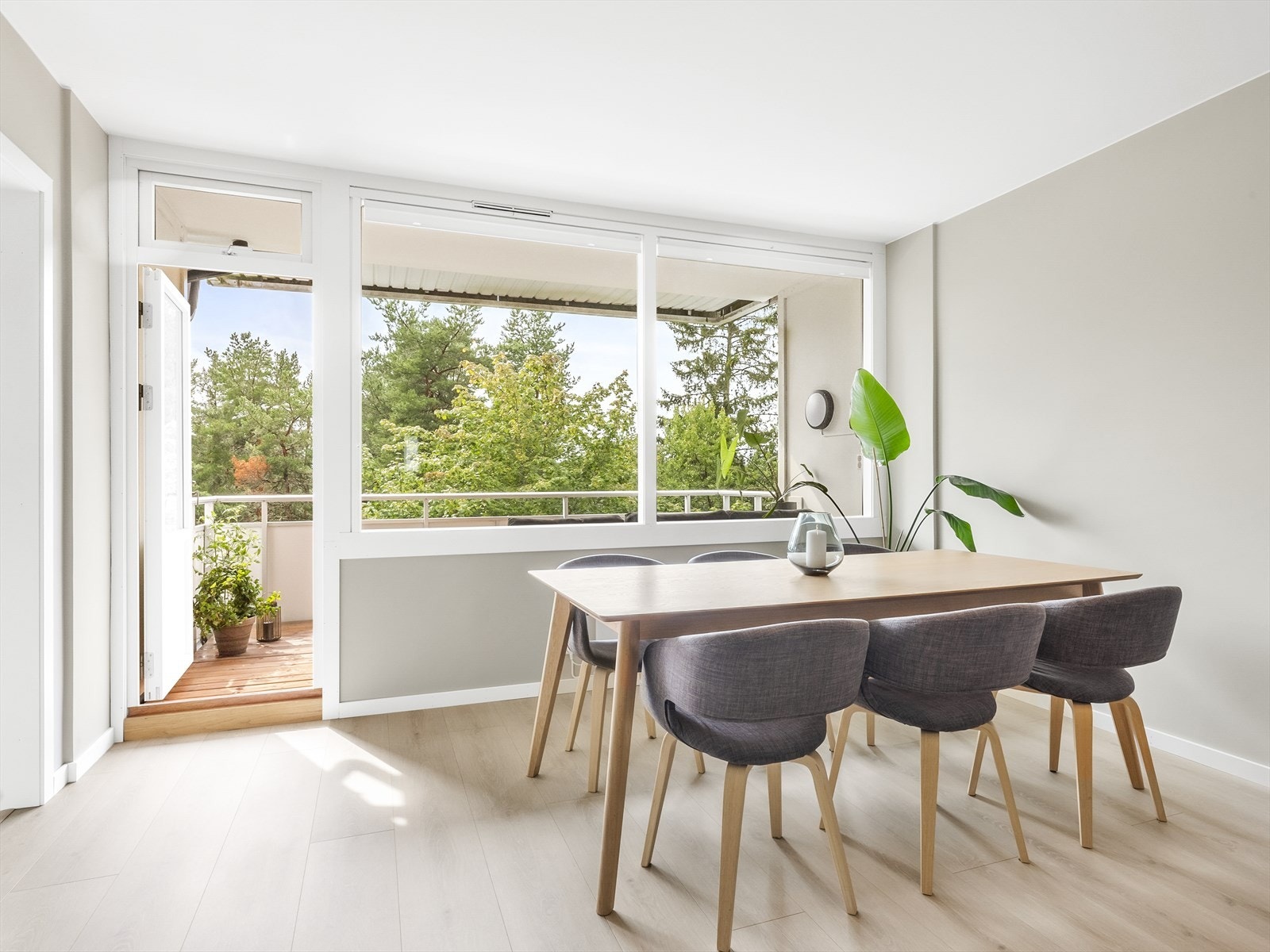 Mulighet for hyggelig spiseplass ved de store vinduene i stuen. Galleribilde