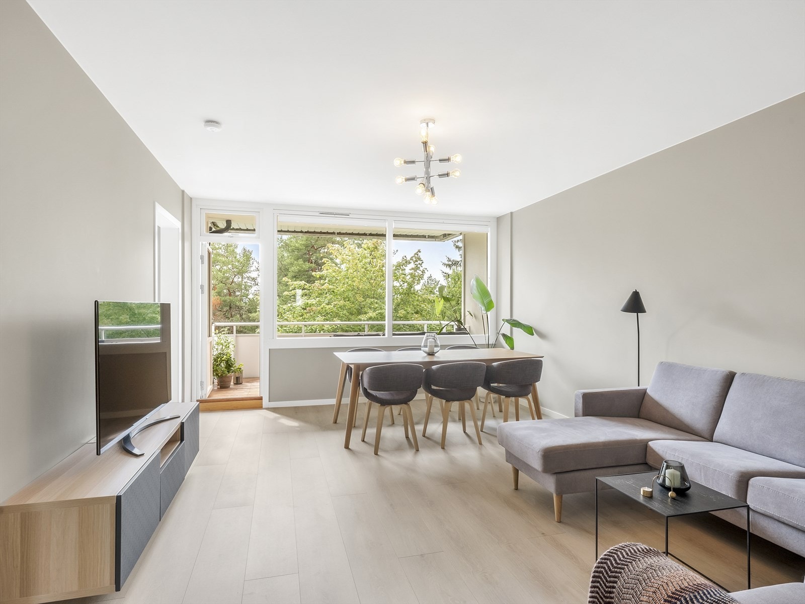 Det er lagt nytt laminatgulv, ment å tåle å ligge i butikker, og er således ekstra slitesterkt. Galleribilde