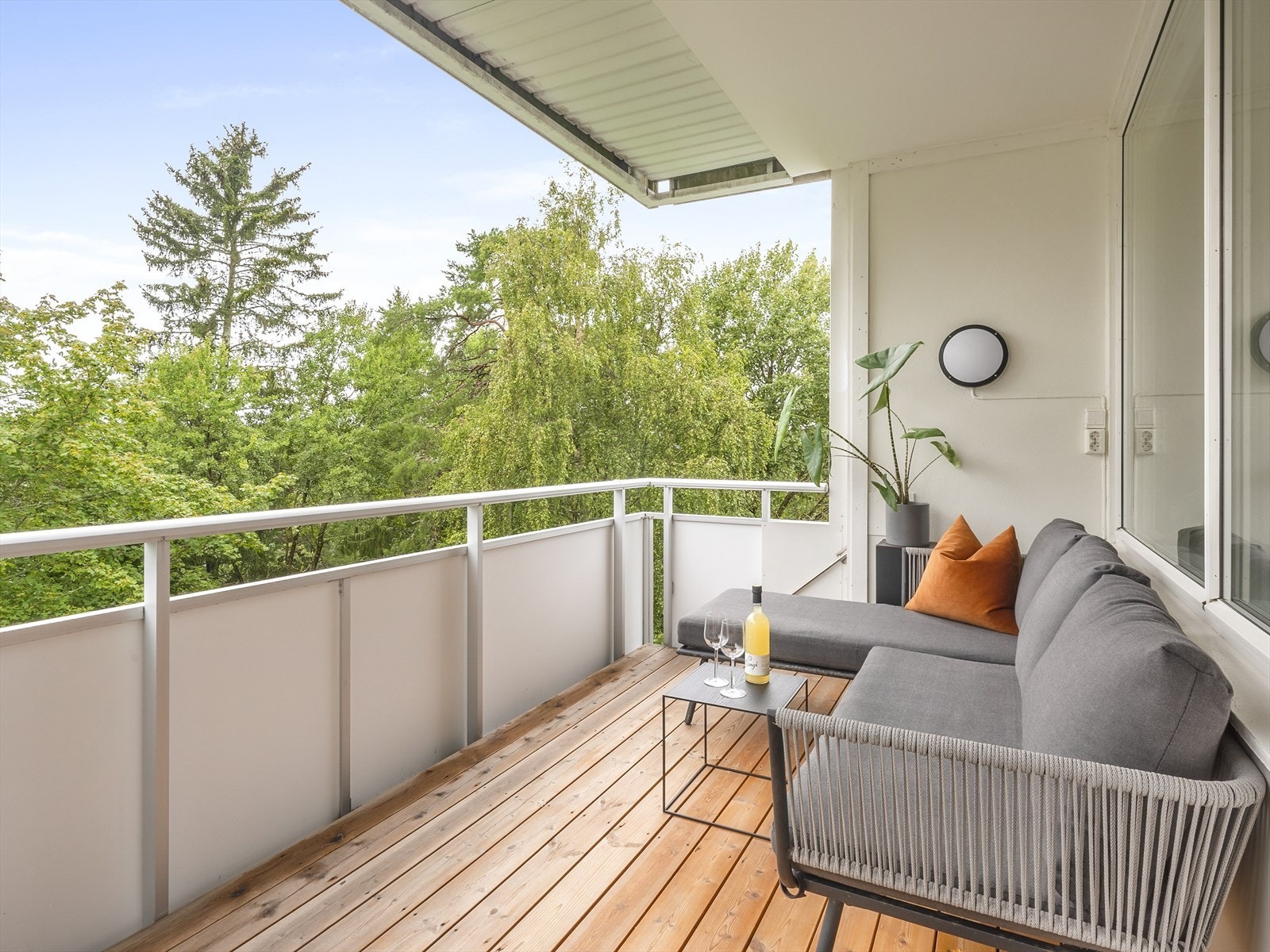 Koselig balkong som vender ut mot skogholt. Her kan du nyte roen med fuglkvitter i bakgrunn. Galleribilde
