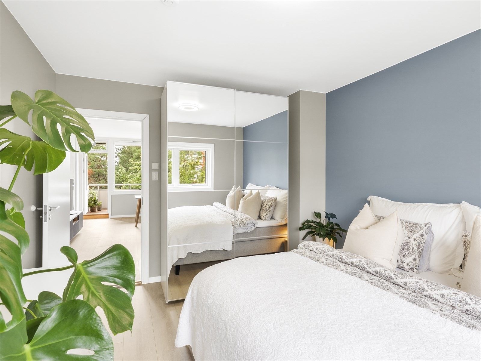 Soverom med speilgarderobe som medfølger. Galleribilde