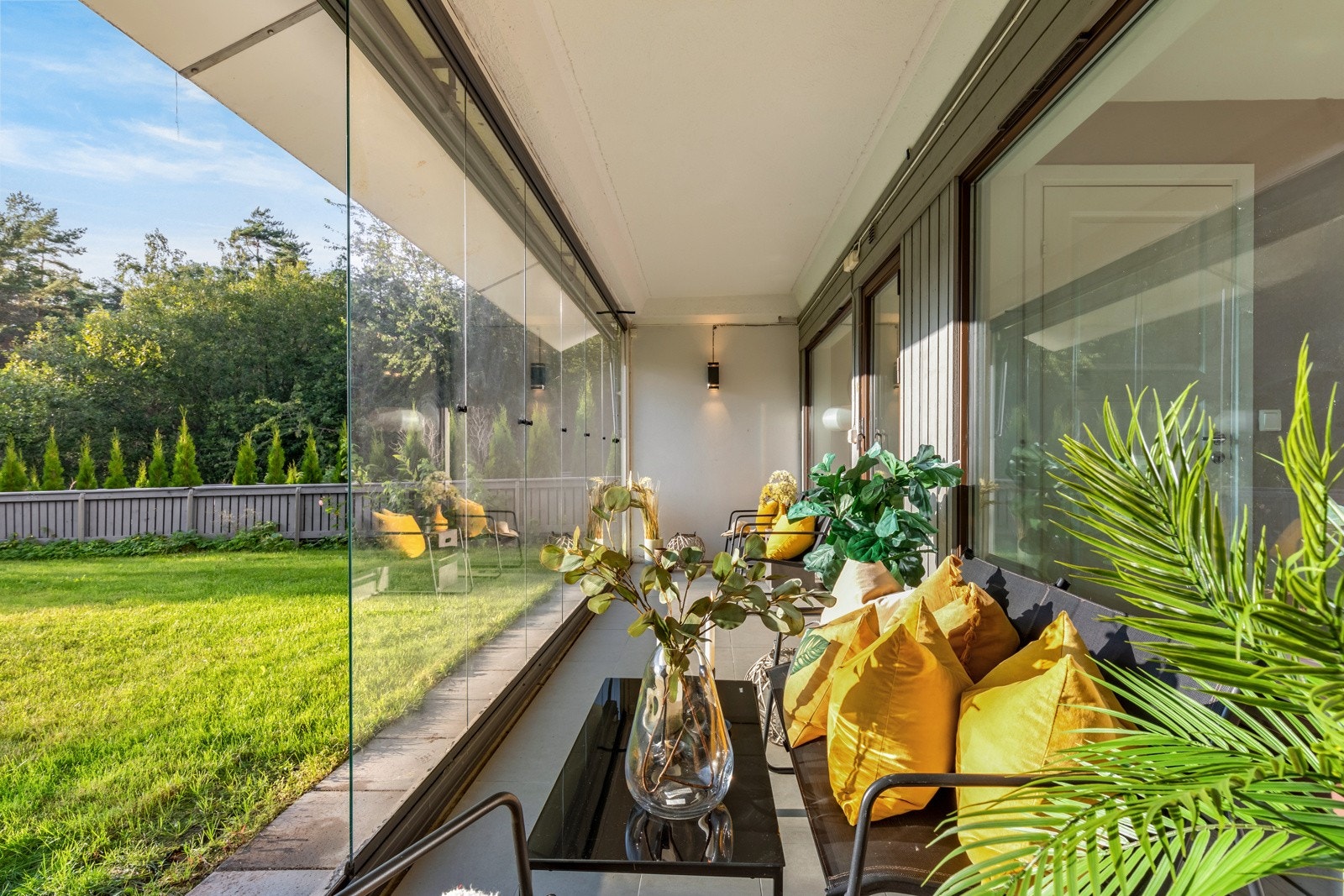 Vestvendt, innglasset markterrassen på ca. 12 m². Galleribilde