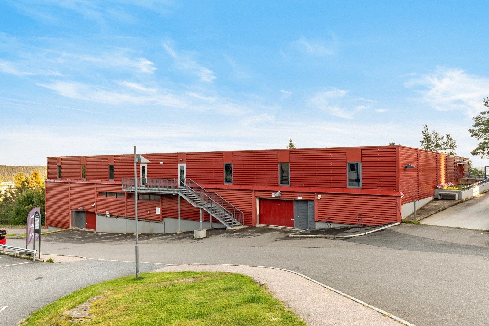Parkering i felles, lukket garasjeanlegg følger boligen. Galleribilde