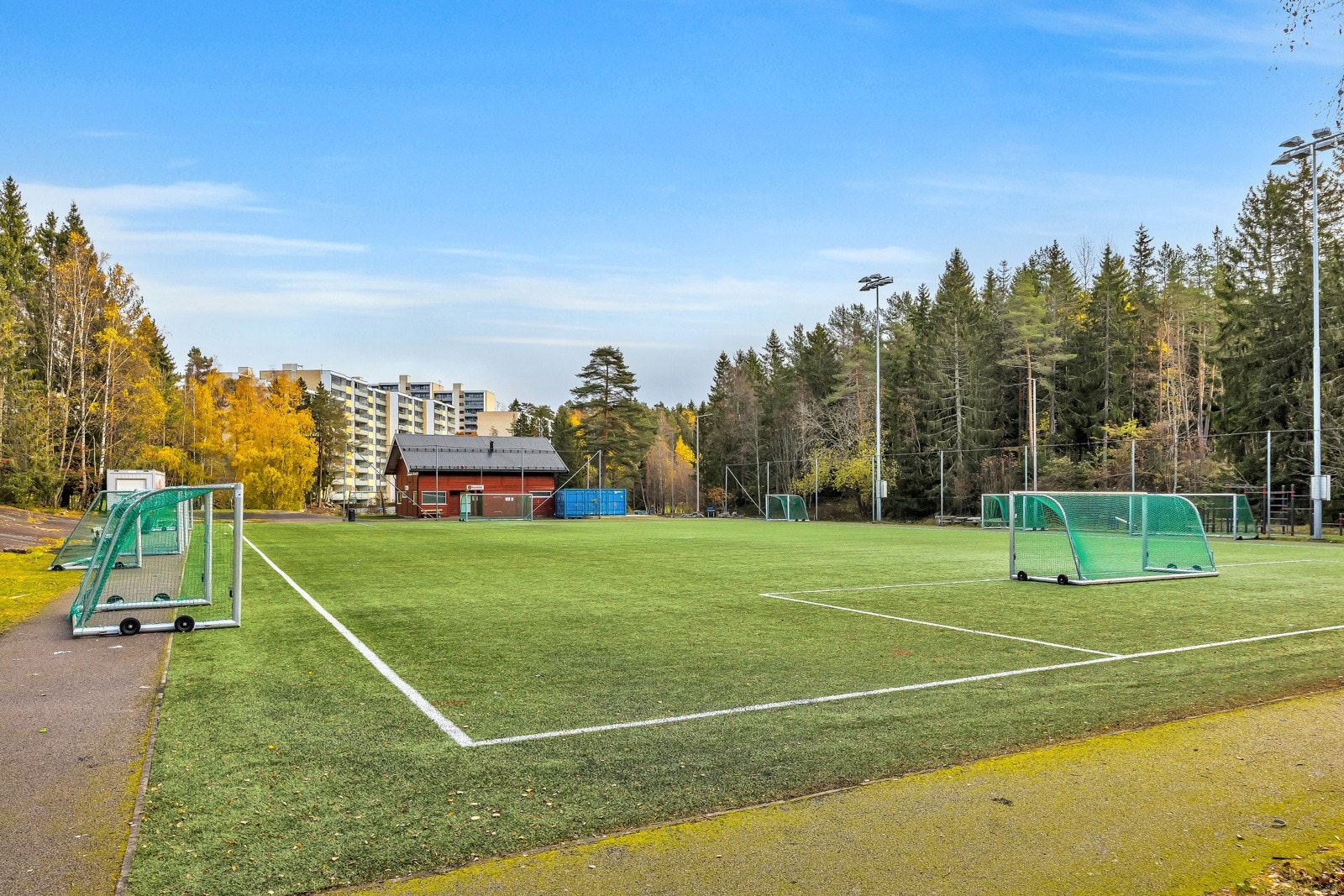 Kort vei til fotballbane, skøytebane, idrettshall, treningssenter og svømmehall m.m. Galleribilde