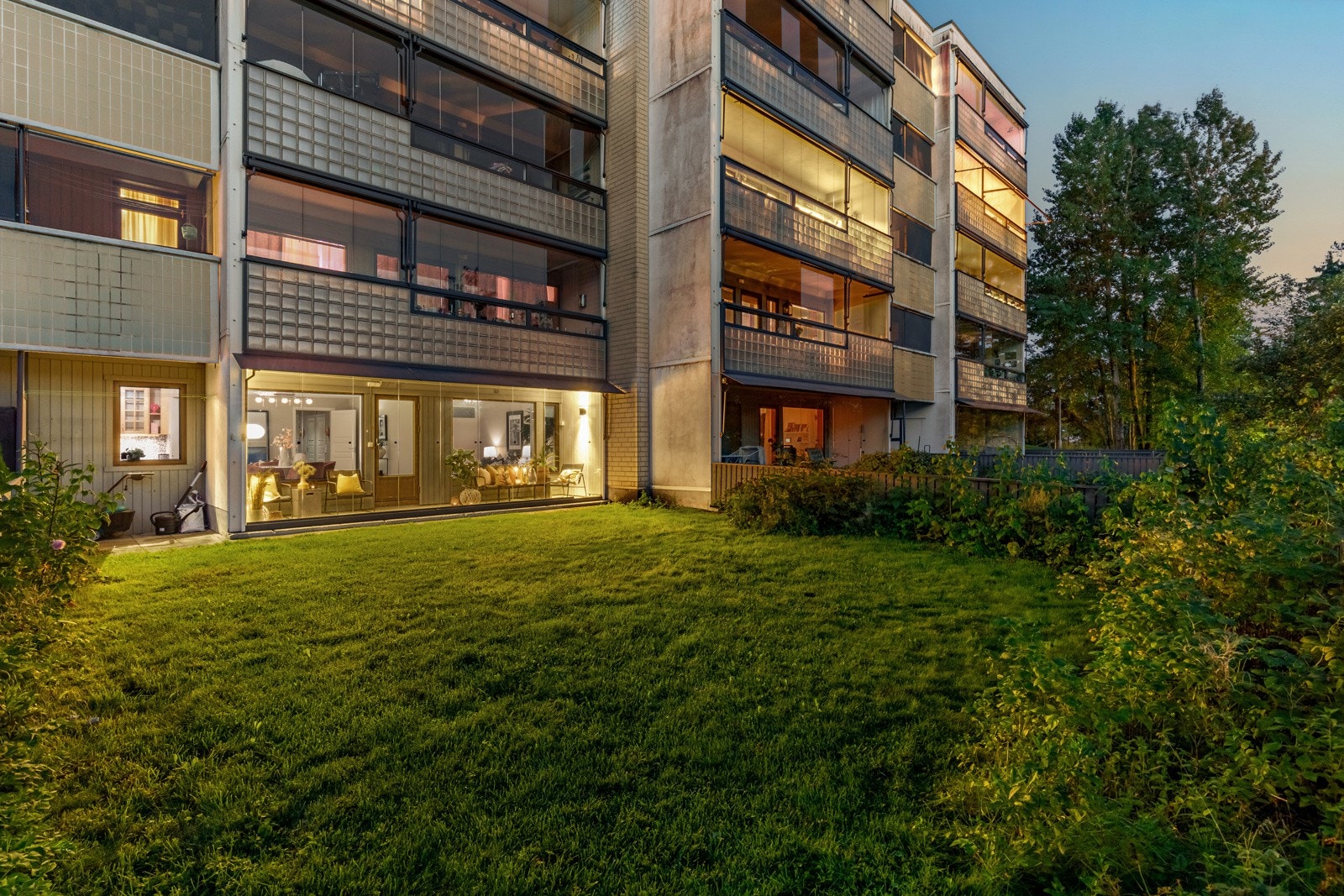 Terrassen har direkte utgang til en gressplen som leiligheten har disposisjonsrett på. Galleribilde
