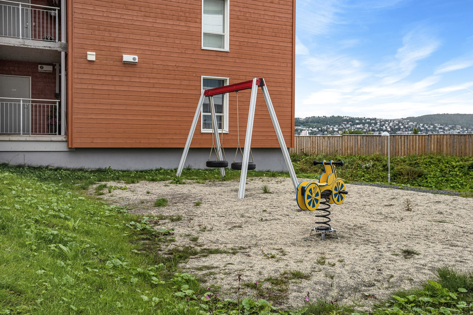 Fellesområder med sittegrupper og lekeplass.