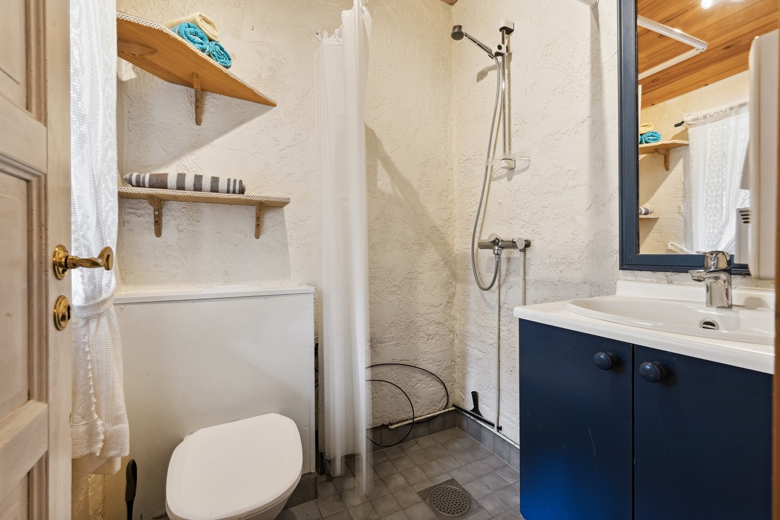 Bad fra byggeår med enkelte oppgraderinger i 2023. Det ble lagt nye fliser på gulv med varmekabler i 2023 av forsikringsselskapet. Det er anbefalt å etablere ventilasjon og sette inn dusjkabinett av takstmann. Galleribilde