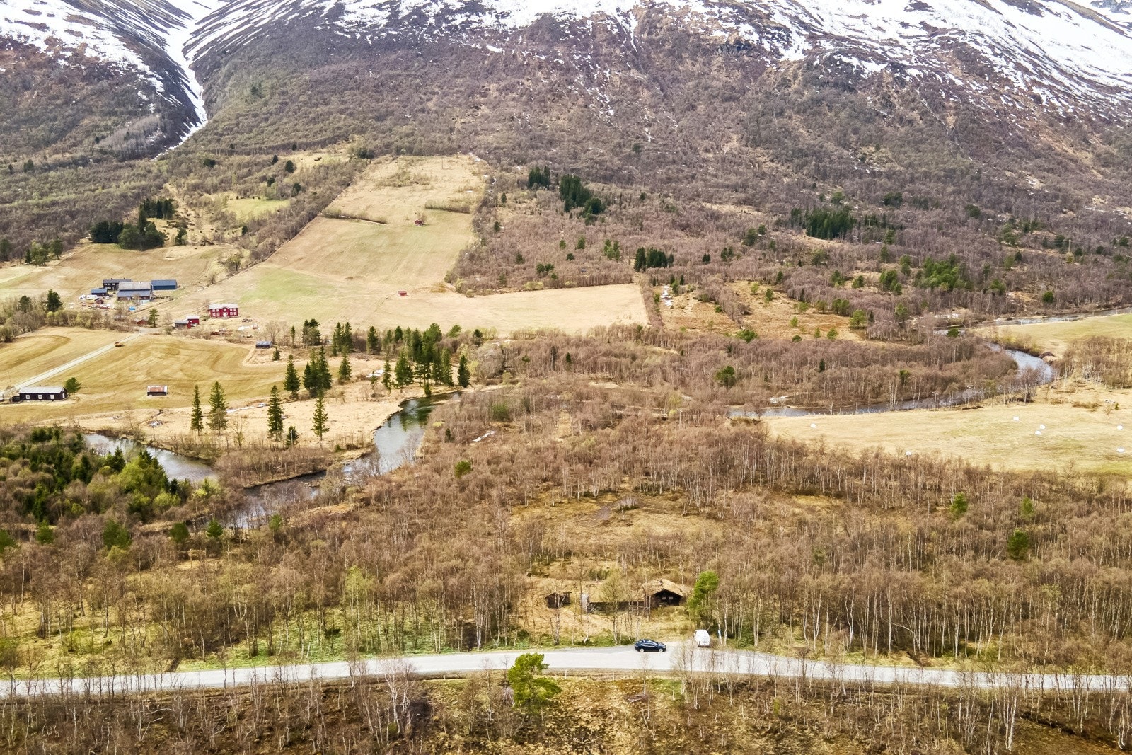 Nærmeste dagligvare ligger ca. 7 min unna. Nærbutikken Lønset. Galleribilde