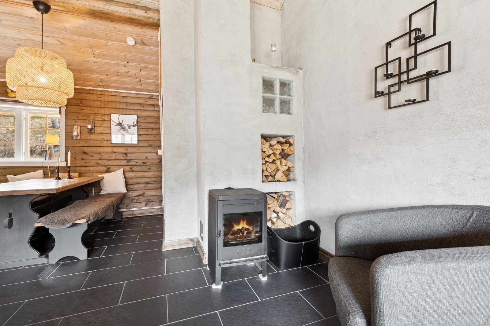 Stuen har også en flott peis for lun atmosfære året rundt. Galleribilde