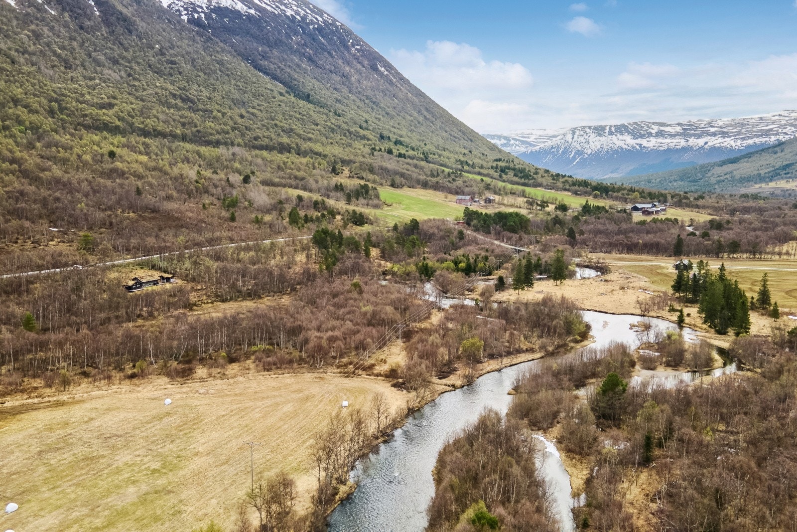 Her er det også rike muligheter for jakt og fiske. Fiskekort til bl.a. Ångårdsvatnet/Dalsvatnet kan kjøpes enten i nærbutikk på Lønset eller på nett. Galleribilde