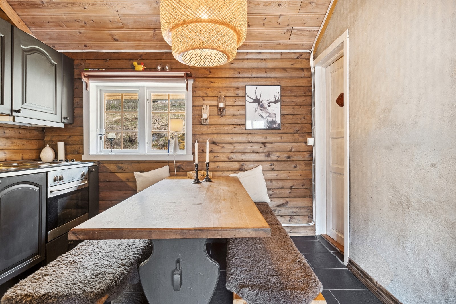 Innredning med profilerte fronter og integrert stekeovn og platetopp. Galleribilde