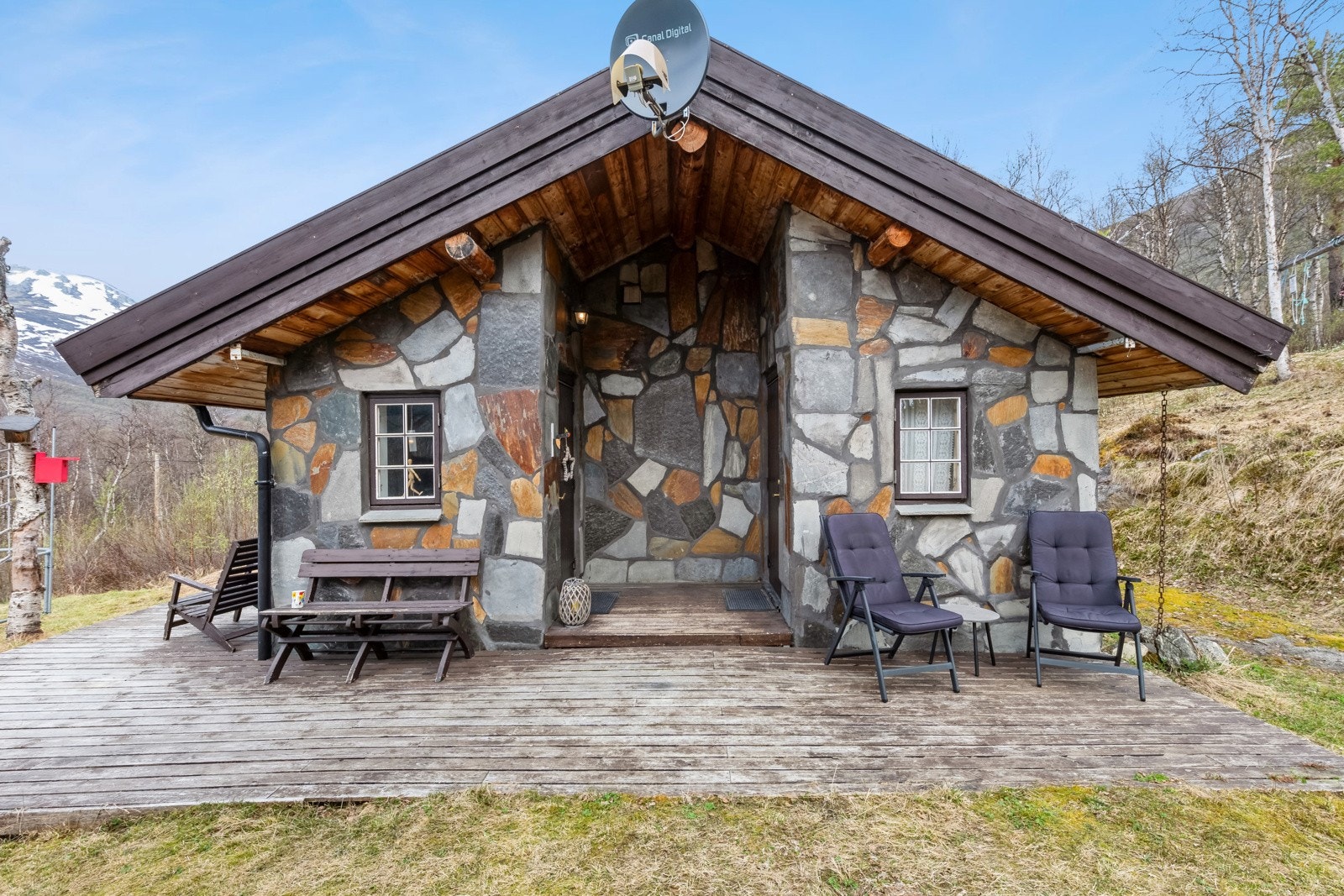 Hytten er kledd med skifer fra Oppdal og Otta. Galleribilde