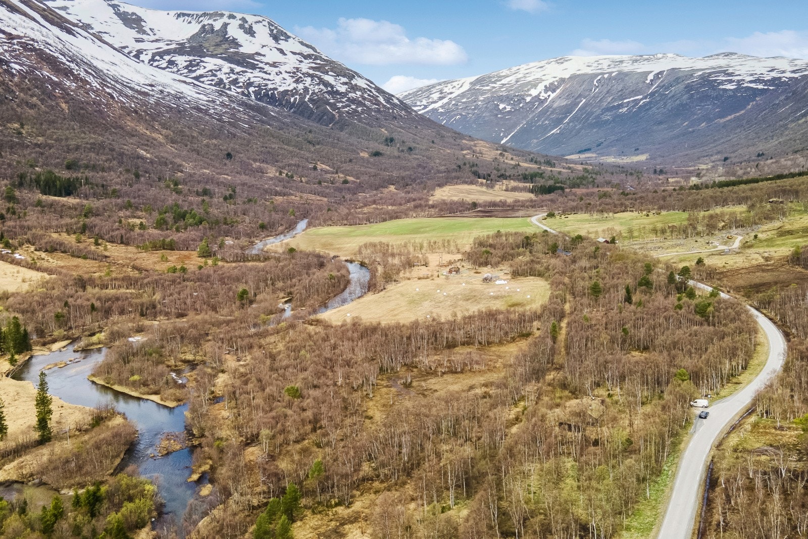 Flott fritidseiendom beliggende i vakre Storlidalen. Eiendommen er omkranset av helårs turterreng med Trollheimen som nærmeste nabo. Galleribilde
