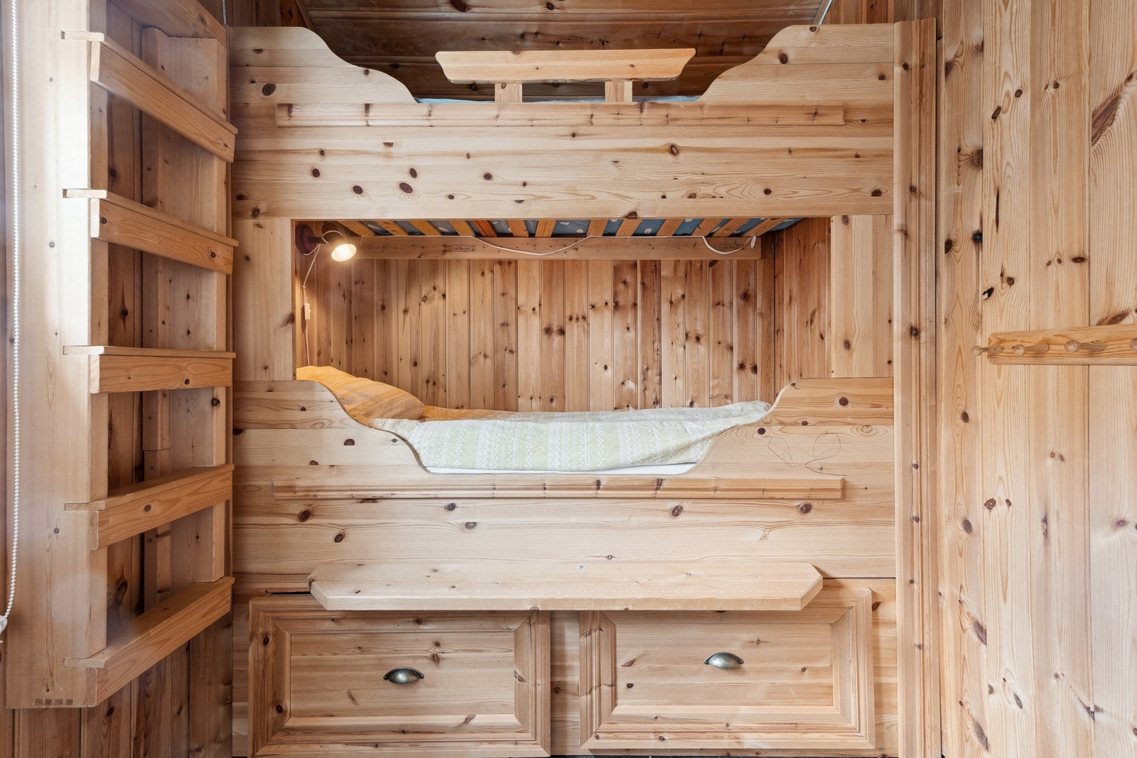 Den innebygde køyesengen gjør at rommet blir utnyttet til sitt fulle med både sengeplass og oppbevaring. Galleribilde